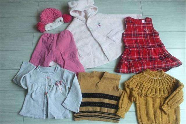 親戚家孩子“沒(méi)穿幾次的舊衣服”，別都給孩子用！衣服雖好，也有隱患